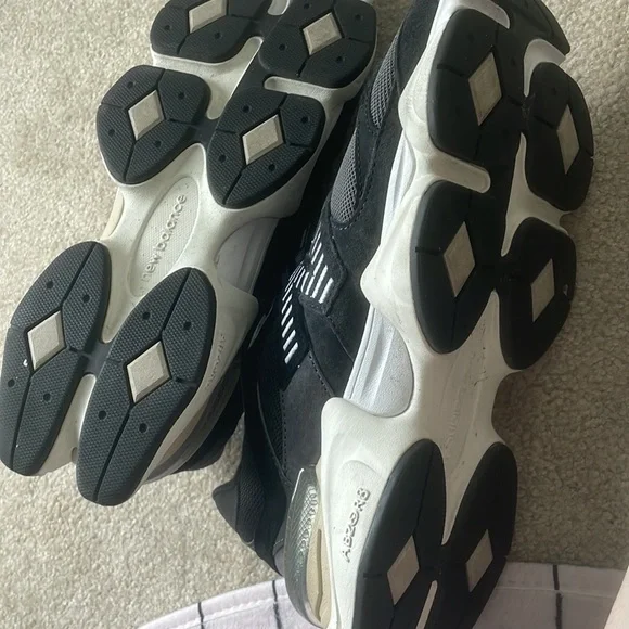 New Balance 9060 used Mens 10 womens 11.5 - Picture 5 of 5